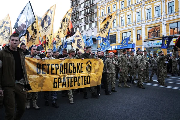 Ukrayna Günü Savunucusu Kiev merkezinde Rus-Ukrayna savaş Gazileri. — Stok fotoğraf