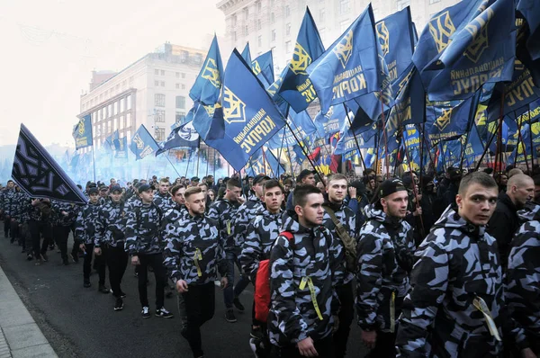 Ukrayna Günü Savunucusu Kiev merkezinde ulusal kolordu bir müfreze. — Stok fotoğraf