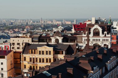 Kiev şehrinin orta kesiminin çatılarında üst görünüm