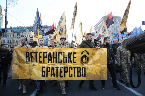 Ukrayna Günü Savunucusu Kiev merkezinde Rus-Ukrayna savaş Gazileri. — Stok fotoğraf