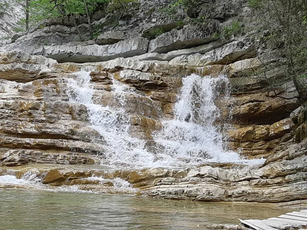 Pshada nehri yakınındaki Karadeniz kıyısındaki dağlarda şelaleler