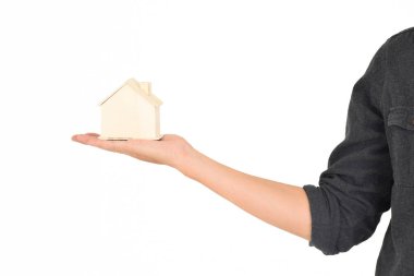 El üzerinde küçük ahşap ev