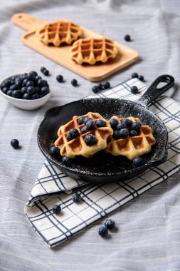 Ev yapımı gözleme yaban mersini ve gibi görünüyor bir tabak üzerine krema