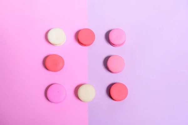 Zelfgemaakte kleurrijke bitterkoekjes of macaron op witte plaat met werkrug — Stockfoto