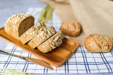Ev yapımı tüm buğday çavdar ekmeği ekmek kesme ve bir woode yerleştirilen