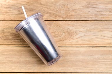 Üstten Görünüm plastik bardak kupa bardağı taşıran damla veya ahşap backgr tüp ile