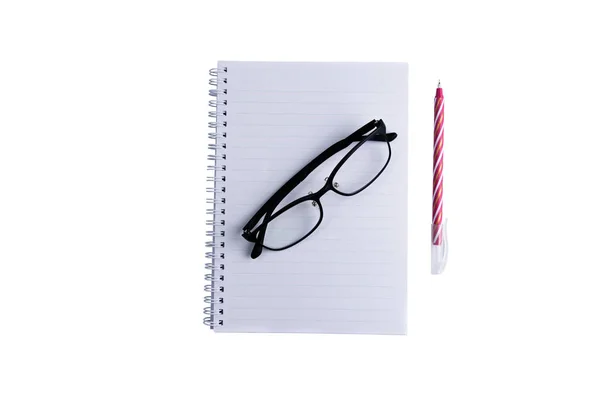 Les lunettes sont placées sur un cahier ou un livre et un stylo rouge est pl — Photo