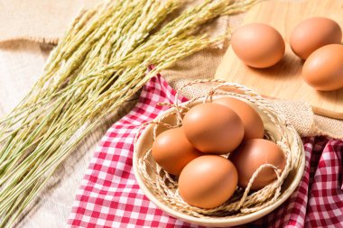 Yumurta beyaz bir kase yerleştirilir ve üzerinde kırmızı bir İskoç yerleştirilir