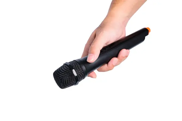 La mano de un hombre sostiene un micrófono inalámbrico negro en un bac blanco — Foto de Stock