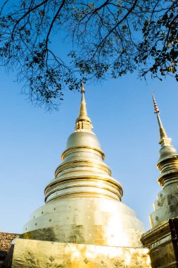 Altın pagoda ile Wat Phra Singh görünümü, popüler histo