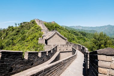 Mutianyu bölümünde Çin Seddi kalıntıları görünümü