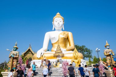 Chiangmai, Tayland - 24 Şubat 2019: Chiangmai, Tayland'daki Wat Phra That Doi Kham tapınağında 17 Metre boyunda oturan Taylandlı hac yolcusu görünümü.
