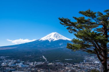 Fuji Dağı'ndan Fuji Panorama Halat yolu görünümü, yaygın olarak Japonca Fuji san olarak adlandırılan, Fuji Dağı'nın son derece simetrik koni, Japonya'da yaklaşık beş ay boyunca karla kaplı. 
