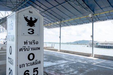 Rayong, Tayland - 31 Mart 2019: Tayland Körfezi'nde bulunan Rayong eyaletinde bir milli park olan Samed Adası'na karadan transfer edilen tekne ve gemi için iskelenin görünümü.