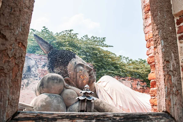 Vista de Buda reclinado em Wat Phutthaisawan que é a ancie — Fotografia de Stock