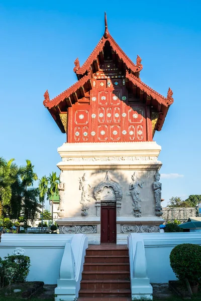 Vista del edificio rojo en Wat Phra Singh, el popular landma — Foto de Stock