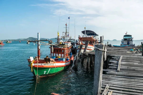 Chonburi, thailand - 1. januar 2018: blick auf alten hölzernen steg — Stockfoto