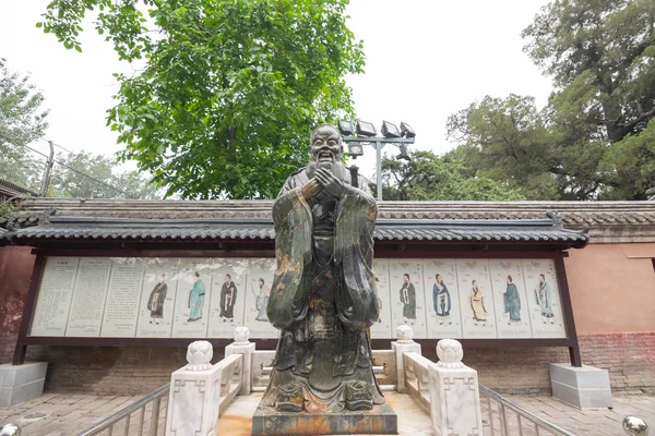 Beijing, China - 26 de mayo de 2018: Vista de la escultura de Confucio en — Foto de Stock