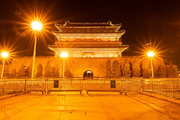 양궁 탑으로 알려진 밤에 고대 중국 전통 화살표 타워, 또는 중국 베이징의 정양멘 또는 첸멘에 위치한 중국어 지안 루 — 스톡 사진