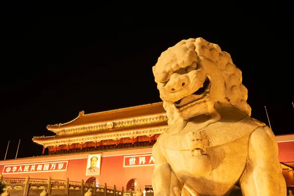 Peking, China-26 mei 2018: nachtzicht op de Tiananmen-poort ENTR — Stockfoto