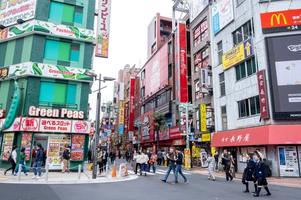 Tokyo, Japan - 22 de março de 2019: Vista de pessoas caminhando por en — Fotografia de Stock