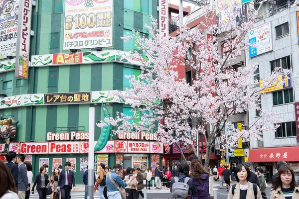 Tokyo, Giappone - 22 marzo 2019: Veduta delle persone che camminano attraverso it — Foto Stock