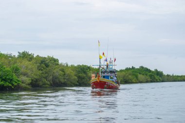 Phetchaburi, Tayland - 7 Ekim 2017: Ban Laem District, Phetchaburi Province, Tayland'da Tayland Körfezi denizinde yüzen ahşap bir balıkçı teknesinin manzarası. 