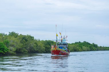 Phetchaburi, Tayland - 7 Ekim 2017: Ban Laem District, Phetchaburi Province, Tayland'da Tayland Körfezi denizinde yüzen ahşap bir balıkçı teknesinin manzarası. 