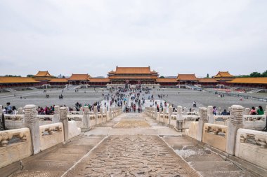 Pekin, Çin - 20 Mayıs 2018: Çin'in merkezindeki bir saray kompleksi olan Yasak kentte seyahat eden insanların ikonik sıcak noktaları görünümü.