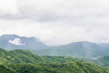 Khao de yağmurlu bir günde Yeşil dağın ikonik arka plan
