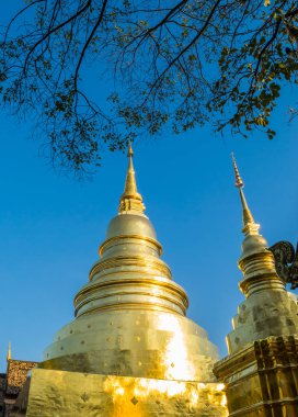 Altın pagoda ile Wat Phra Singh Görünümü, Chiang Mai popüler tarihi dönüm noktası tapınak, Tayland