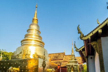 Altın pagoda ile Wat Phra Singh görünümü, popüler histo