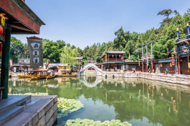 Pekin, Çin - 25 Mayıs 2018: Çin'in Pekin kentinde tasarlanan İmparatorluk Bahçesi'ne çok sayıda geleneksel salonun ve pavyonun entegre edildiği bir İmparatorluk Bahçesi olan Summer Palace'ın Manzarası. 