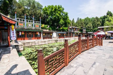 Pekin, Çin - 25 Mayıs 2018: Çin'in Pekin kentinde tasarlanan İmparatorluk Bahçesi'ne çok sayıda geleneksel salonun ve pavyonun entegre edildiği bir İmparatorluk Bahçesi olan Summer Palace'ın Manzarası. 