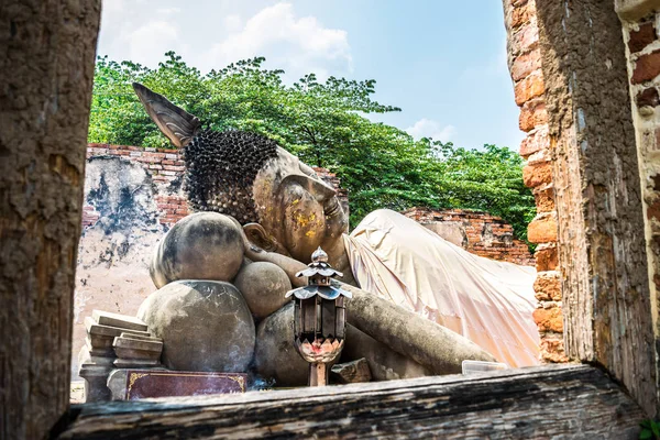 Vista de Buda reclinado em Wat Phutthaisawan, que é o antigo templo budista no Parque Histórico Ayutthaya, província de Ayutthaya, Tailândia . — Fotografia de Stock