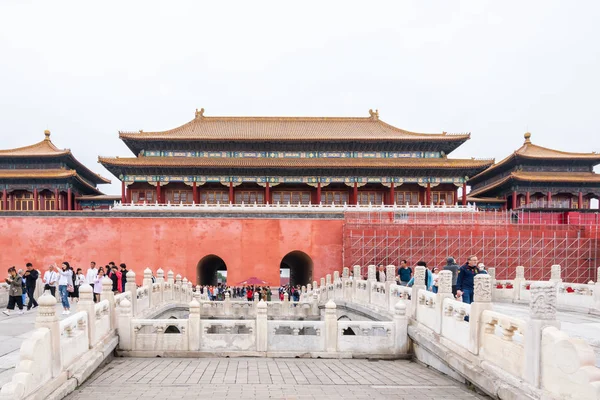 Pequim, China - 20 de maio de 2018: A icônica vista de pontos quentes de pessoas que viajam na cidade proibida, que é um complexo palaciano no centro de Pequim, China . — Fotografia de Stock