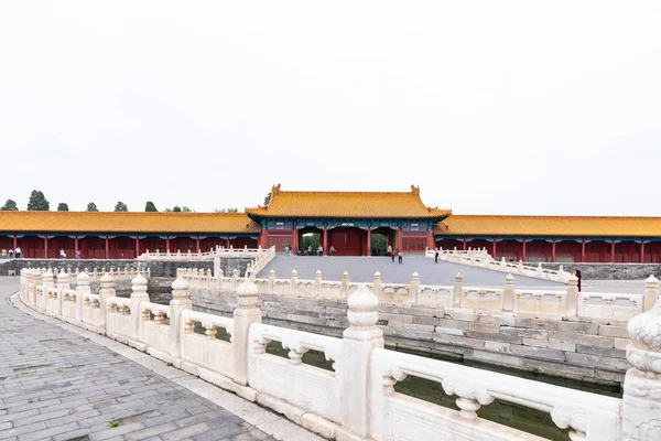 중국 베이징 - 2018년 5월 20일: 중국 베이징 중심부의 궁전 단지인 자금성 에서 여행하는 사람들의 상징적인 핫스팟 보기. — 스톡 사진