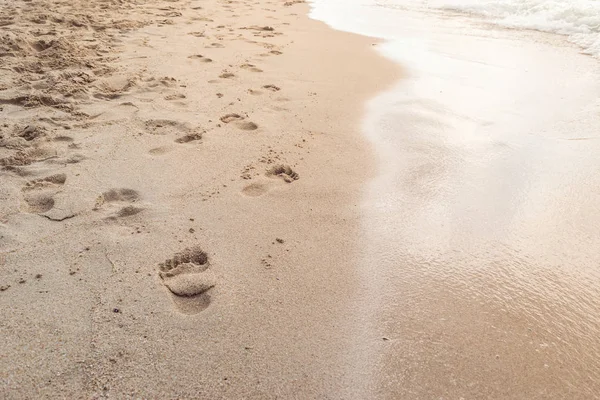 Yang terbaik kebebasan bersantai di pantai retro dengan jejak kaki dan th — Stok Foto