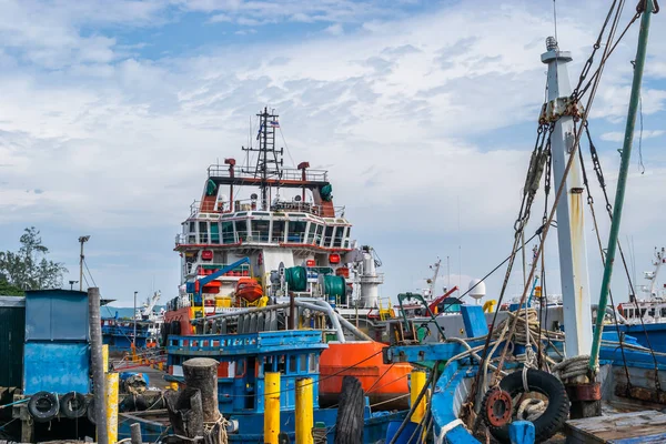 Songkhla, thailand - 6. August 2017; Blick auf Industrieschiffe im Hafen des Songkhla-Sees in der Nähe der Nang Ngam Road — Stockfoto