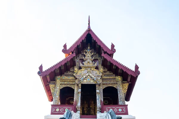 Vista del edificio rojo en Wat Phra Singh, el monumento popular del templo en Chiang Mai, Tailandia — Foto de Stock