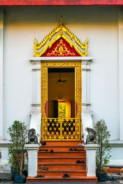 A arquitetura icônica vista de Wat Phra Singh Woramahaviharn, um — Fotografia de Stock