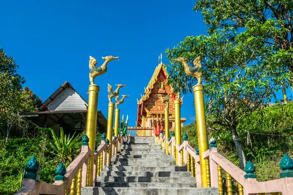 Vista del Templo Wat Pilok en el Parque Nacional Thong Pha Phum, provincia de Kanchanaburi, Tailandia — Foto de Stock
