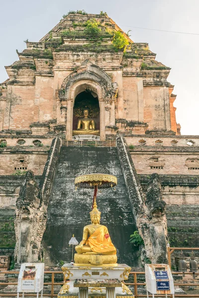 Vista de la gran pagoda de ladrillo antiguo en el templo Wat Chedi Luang, el templo budista histórico en Chiang Mai, Tailandia — Foto de Stock