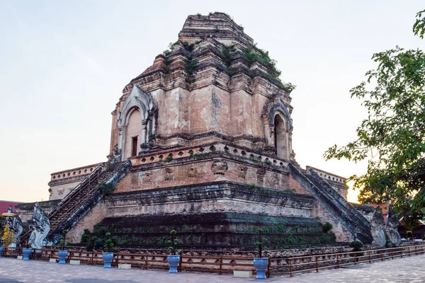 Blick auf die große alte Backsteinpagode am wat chedi luang Tempel, th — Stockfoto