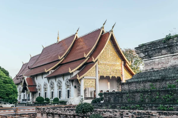 Vista del edificio en el templo Wat Chedi Luang, el templo budista histórico en Chiang Mai, Tailandia — Foto de Stock