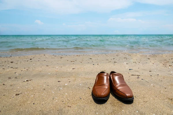 Lepaskan sepatu Anda dan berjalan ke pantai untuk bersantai setelah wo — Stok Foto