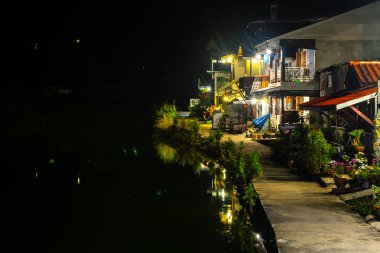 Kanchanaburi, Tayland - 13 Aralık 2017: Be'nin gece görünümü
