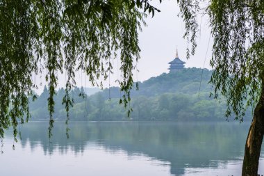 Leifeng Pagoda'nın sabah batı gölünde görünümü, nerede