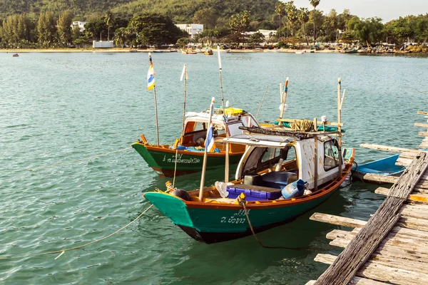 Chonburi, thailand - 1. januar 2018: blick auf alten hölzernen steg mit seilen und fischerbooten am alten hölzernen steg in sattahip, chonburi provinz, thailand — Stockfoto