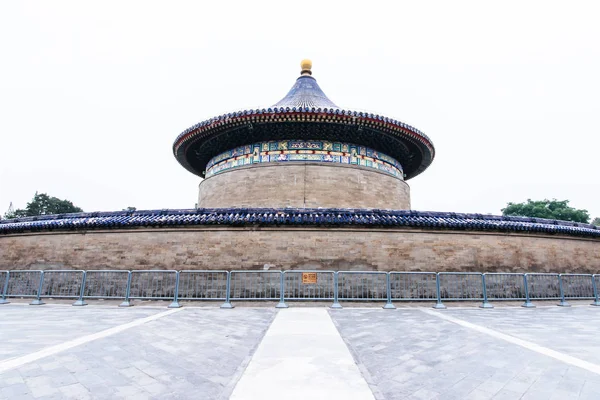 La icónica vista del punto caliente del viajero caminando al mar alrededor de la Bóveda Imperial del Cielo, Huangqiongyu en el Templo del Cielo en Beijing, China . — Foto de Stock